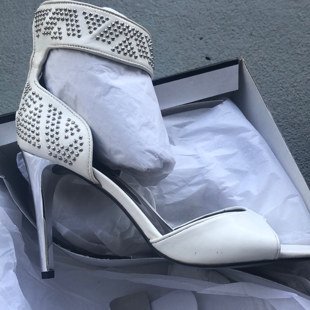Brand new in box Carlos Santana white heels